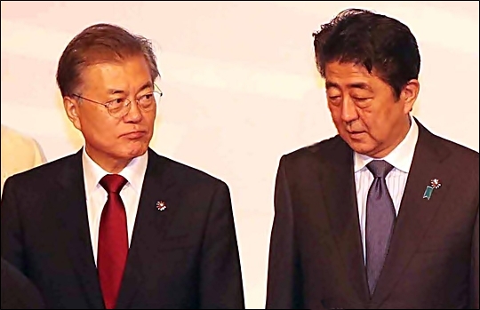 문재인 대통령과 아베 신조 일본 총리가 지난해 11월 필리핀 마닐라 국제컨벤션센터에서 열린 제20차 아세안 정상회의에서 기념촬영을 준비하고 있다. ⓒ연합뉴스