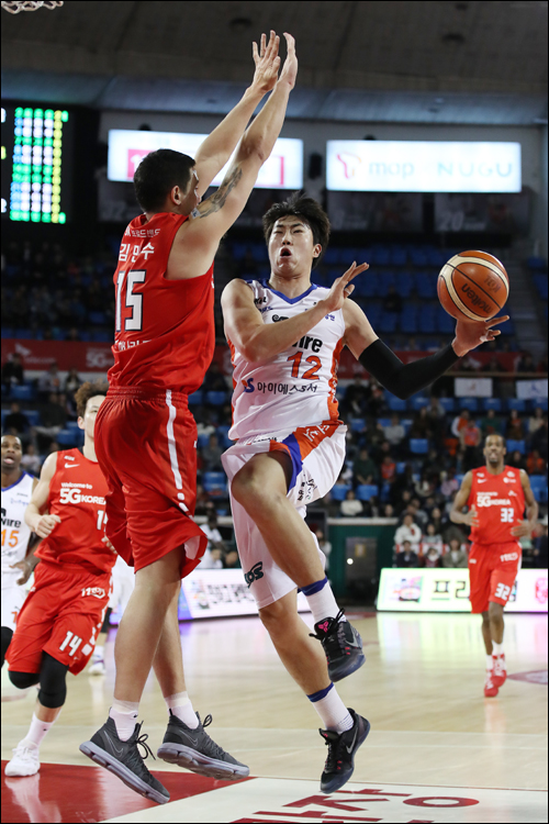 덩크 컨테스트에 나서는 정효근과 김민수. ⓒ KBL