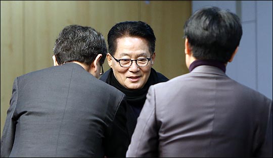 박지원 국민의당 의원이 8일 오전 국회 의원회관에서 열린 국민의당 통합 반대파 의원모임인 국민의당지키기운동본부 의원 전체회의에서 참석자들과 인사를 나누고 있다.(자료사진)ⓒ데일리안 박항구 기자