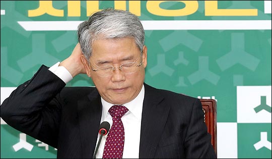 김동철 국민의당 원내대표가 지난해 12월14일 오전 국회에서 열린 원내정책회의에서 머리를 만지고 있다.(자료사진)ⓒ데일리안 박항구 기자