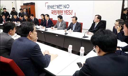 11일 국회 자유한국당 원내대표실에서 김성태 원내대표가 주재하는