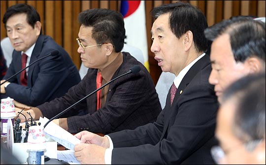 김성태 자유한국당 원내대표가 12일 오전 국회에서 열린 원내대책회의에서 이야기 하고 있다. 김 원내대표는 문재인 대통령 지지자들이 지하철 역사 내 생일 축하 광고를 낸 것과 관련해 “이제는 사생팬들의 대통령이 아니라 국민의 대통령이 돼 주시길 부탁드린다”고 말하며 “대한민국의 많은 안타까운 죽음과 소외취약계층이 엄동설한에서 어려운 삶을 살아가는 현장을 덮어두고 생신 축하 광고가 서울 지하철 역사 내에 이렇게 이뤄지는 데 대해 우려스럽다. 문 대통령 정치의 인기영합주의는 언제 끝나려는지 우려를 금하지 못한다”고 비판했다. ⓒ데일리안 박항구 기자
