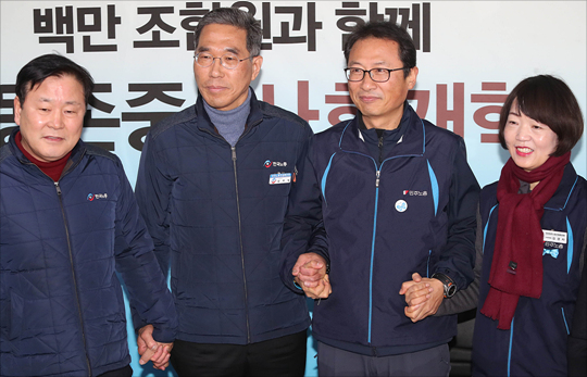 김주영 한국노총 위원장을 비롯한 한국노총 지도부와 김명환 신임 민주노총 위원장을 비롯한 민주노총 신임 지도부가 12일 서울 영등포구 한국노총회관에서 포즈를 취하고 있다. ⓒ데일리안 홍금표 기자