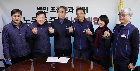 김주영 한국노총 위원장을 비롯한 한국노총 지도부와 김명환 신임 민주노총 위원장을 비롯한 민주노총 신임 지도부가 12일 서울 여의도 한국노총회관에서 포즈를 취하고 있다. ⓒ데일리안 홍금표 기자