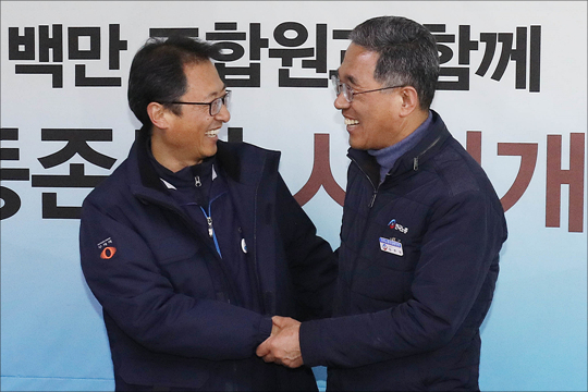김주영 한국노총 위원장과 김명환 신임 민주노총 위원장이 12일 서울 영등포구 한국노총회관에서 악수를 하고 있다. ⓒ데일리안 홍금표 기자