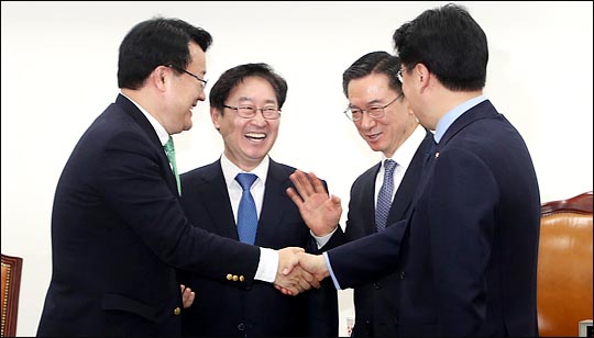 국회 사법개혁특별위원회 정성호 위원장과 더불어민주당 박범계, 자유한국당 장제원, 국민의당 송기석 간사가 12일 국회에서 열린 첫 회의를 마친 뒤 대화를 나누고 있다. ⓒ데일리안 박항구 기자