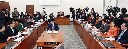 국회 사법개혁특별위원회 정성호 위원장과 여야 의원들이 12일 국회에서 첫 회의를 진행하고 있다. ⓒ데일리안 박항구 기자