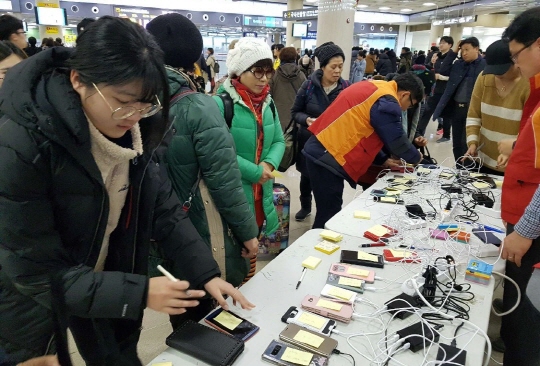 SK텔레콤은 연이은 폭설로 제주공항 승객 7000여명의 발이 공항에 묶인 11~12일