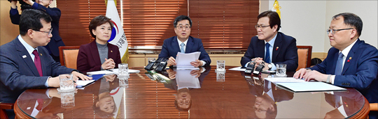 11일 정부서울청사에서 최근 주택시장 동향 및 대응방향 논의를 위한 경제현안간담회가 열리고 있다. 왼쪽부터 심보균 행정안전부 차관, 김현미 국토교통부 장관, 김동연 겅제부총리 겸 기획재정부 장관, 최종구 금융위원장, 한승희 국세청장. ⓒ데일리안