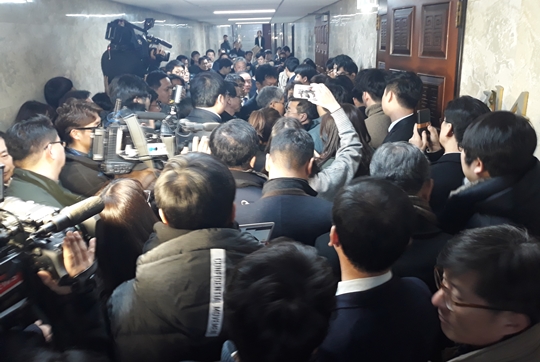 12일 국회 본관 옆 회의실에서 의원총회를 마치고 당무위원회를 참석하려는 조배숙, 장정숙, 박주현, 이용호 등 반대파 의원들은 회의장 앞에서 10여분간 찬성파 당원들의 제지로 입장하지 못하고 있었다.ⓒ데일리안
