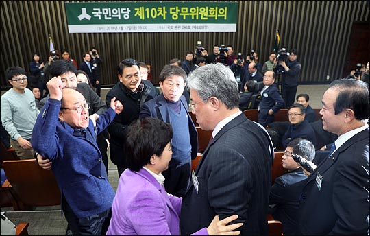 12일 오후 국회에서 바른정당과의 통합을 위한 전당대회 개최 논의를 위해 열린 국민의당 당무위원회에서 통합에 반대하는 유성엽, 장병완 의원이 안철수 대표에게 항의하자 통합 찬성파 당무위원들이 삿대질을 하며 "금뱃지면 다냐?"고 따지며 달려들고 있다. ⓒ데일리안 박항구 기자