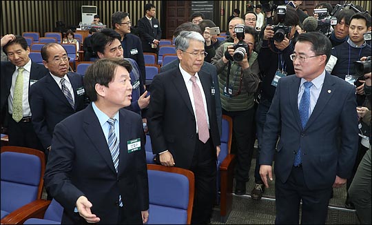 12일 오후 국회에서 바른정당과의 통합을 위한 전당대회 개최 논의를 위해 열린 국민의당 당무위원회에서 통합 반대파인 최경환 의원이 안철수 대표에게 항의하고 있다. ⓒ데일리안 박항구 기자