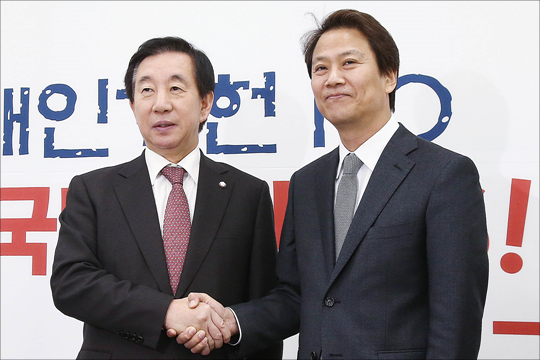 임종석 대통령 비서실장이 12일 오후 국회에서 김성태 자유한국당 원내대표를 방문해 악수를 하고 있다. ⓒ데일리안 홍금표 기자