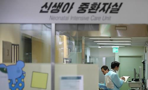 최근 신생아 4명이 잇따라 숨진 이대목동병원에서 숨진 신생아에게 미국 식품의약품국(FDA)에서 미숙아 사망위험을 경고한 약물인