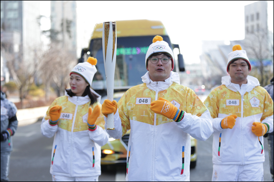 충북 제천에서 2018 평창 동계올림픽대회 성화봉송 주자로 나서기로 했던 최보관(가운데)씨가 지난 10일 인천 송도에서 조한솔(왼쪽)씨, 이봉윤(오른쪽)씨와 함께 성화 주자로 뛰었다. ⓒ 평창 동계올림픽 조직위원회