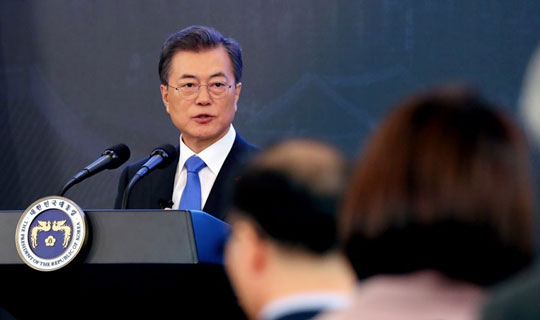 문재인 대통령이 10일 오전 청와대 영빈관에서 열린 신년 기자회견에 앞서 새해 국정운영 구상이 담긴 신년사를 발표하고 있다.ⓒ연합뉴스
