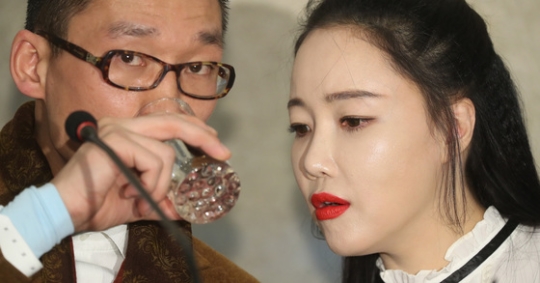 낸시랭의 남편인 왕진진 씨는 여전히 세간의 의혹을 받고 있다. 최근 SBS