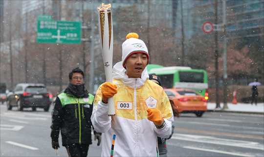 평창 동계올림픽 성화가 서울에 도착한 13일 오전 서울 마포구 디지털미디어시티에서 성화봉송 주자들이 성화를 운반하고 있다. ⓒ데일리안 홍금표 기자