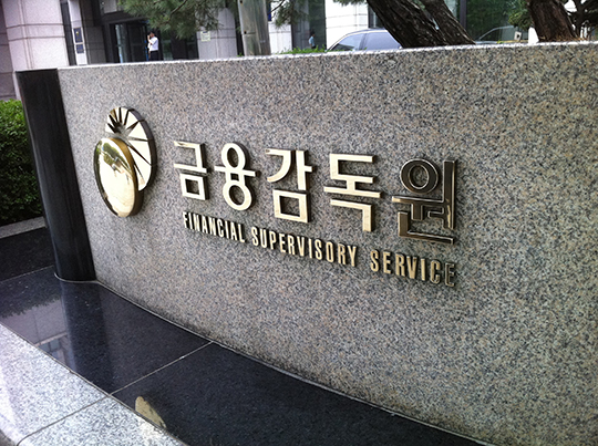 금융감독원이 최흥식 원장 취임 이후 첫 조직개편 및 실국장 인사를 최종 확정지었다. 수 개월 간의 외부용역과 의견수렴 끝에 내놓은 이번 개편안에는 매트릭스식 조직 운영을 기반으로 한 효율화와 슬림화, 그리고 부서장의 85%를 교체하는 역대급 인적쇄신안이 담겨 있어 감독당국이 추진하려는 변화와 혁신에 본격적인 시동을 걸었다는 평가다. ⓒ금융감독원