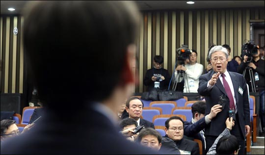 12일 오후 국회에서 바른정당과의 통합을 위한 전당대회 개최 논의를 위해 열린 국민의당 당무위원회에서 통합에 반대하는 유성엽 의원이 안철수 대표에게 항의하고 있다.(자료사진)ⓒ데일리안 박항구 기자