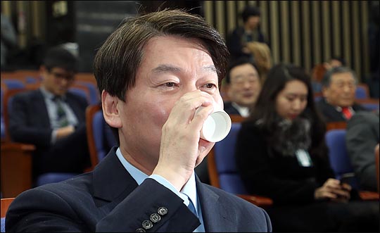 안철수 국민의당 대표가 12일 오후 국회에서 바른정당과의 통합을 위한 전당대회 개최 논의를 위해 열린 국민의당 당무위원회에서 물을 마시고 있다.(자료사진)ⓒ데일리안 박항구 기자