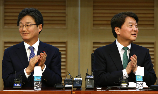 바른정당과 통합을 추진하고 있는 안철수 국민의당 대표가 27일 오후 국회 의원회관에서 열린 바른정당 원외지역위원장협의회 주최 ‘안철수 대표 초청 대화’에서 유승민 바른정당 대표와 나란히 참석해 앉아 있다.(자료사진)ⓒ데일리안