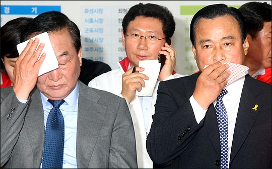 지난 2014년 지방선거 당시 이완구 새누리당 비상대책위원장과 서청원 공동선대위원장, 윤상현 사무총장 등이 서울 여의도 당사에 마련된 개표상황실에서 방송사의 출구조사를 지켜보며 굳은 표정으로 땀을 닦고 있다. ⓒ데일리안 박항구 기자