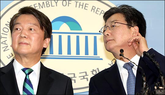 안철수 국민의당 대표와 유승민 바른정당 대표가 18일 국회 정론관에서 통합을 선언한 뒤 기자들의 질문을 듣고 있다. ⓒ데일리안 박항구 기자