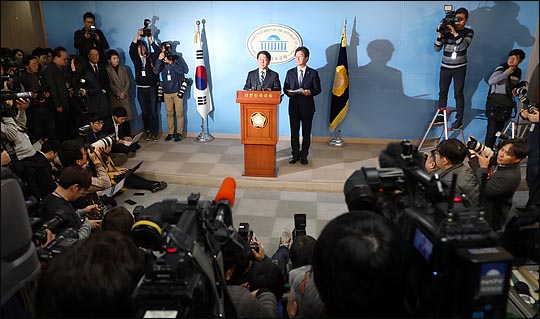 안철수 국민의당 대표와 유승민 바른정당 대표가 18일 국회 정론관에서 통합을 선언하고 있다. ⓒ데일리안 박항구 기자