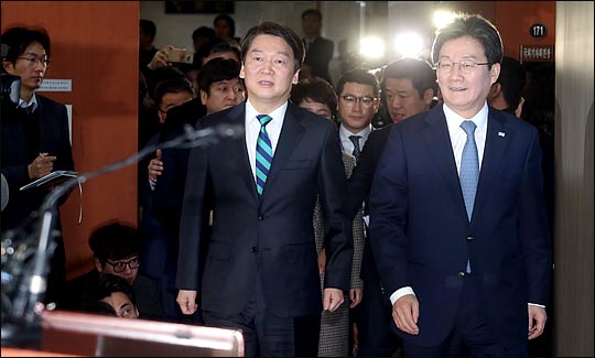 안철수 국민의당 대표와 유승민 바른정당 대표가 18일 통합을 선언하기 위해 국회 정론관으로 들어서고 있다. ⓒ데일리안 박항구 기자