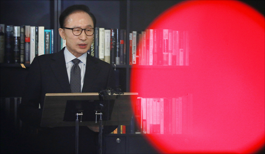 이명박 전 대통령이 17일 오후 서울 강남구 삼성동 사무실에서 검찰의 국가정보원 특수활동비 불법 수수 의혹 조사 등과 관련해 입장을 표명하는 기자회견을 갖고 있다. ⓒ데일리안