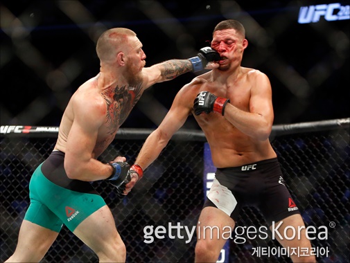UFC 최초 두 체급을 동시에 석권한 맥그리거. ⓒ 게티이미지
