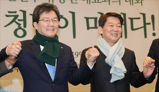 안철수 국민의당 대표와 유승민 바른정당 대표가 19일 오전 국회 헌정기념관에서 가진