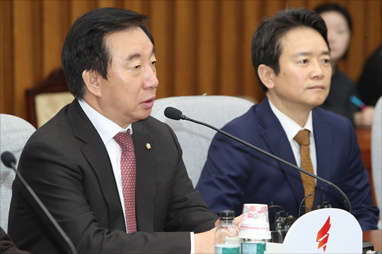 김성태 자유한국당 원내대표가 19일 오전 국회에서 열린 자유한국당 원내대책회의에서 모두발언을 하고 있다. ⓒ데일리안 홍금표 기자