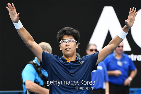 정현이 세계랭킹 4위 알렉산더 즈베레프에게 승리를 거둔 뒤 손을 높이 들어보이고 있다. ⓒ 게티이미지