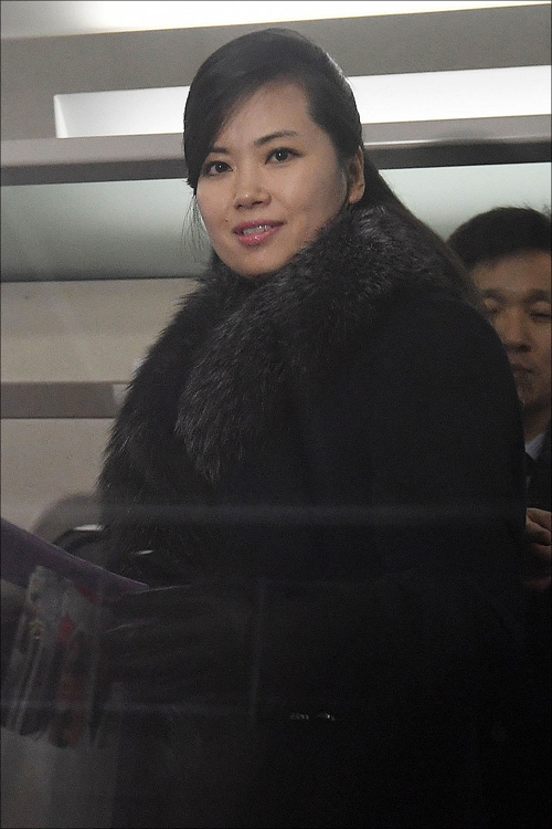 평창 동계올림픽 북한 예술단 공연을 위한 사전점검단과 함께 방남한 현송월 삼지연관현악단 단장이 21일 강원도 강릉역에서 서울행 KTX에 탑승하고 있다. ⓒ사진공동취재단
