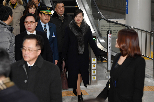 평창 동계올림픽 북한 예술단 공연을 위한 사전점검단과 함께 방남한 현송월 삼지연관현악단 단장이 21일 강원도 강릉역에서 서울행 KTX에 탑승하기 위해 이동하고 있다. ⓒ사진공동취재단