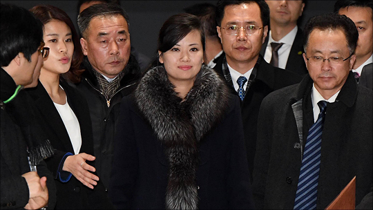 현송월 삼지연관현악단 단장 등 평창 동계올림픽 북한 예술단 공연을 위한 사전점검단이 21일 강원도 강릉아트센터를 둘러본 뒤 나오고 있다. ⓒ사진공동취재단