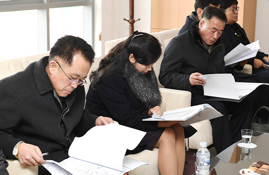 현송월 삼지연관현악단 단장 등 평창 동계올림픽 북한 예술단 공연을 위한 사전점검단이 21일 강원도 강릉아트센터 내부를 둘러보며 사전점검을 하고 있다. ⓒ통일부