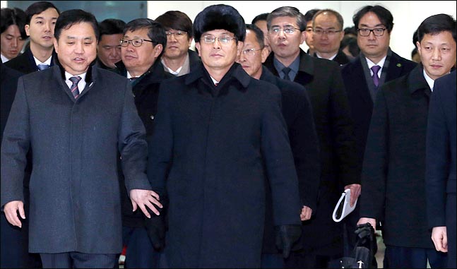 윤용복 북한 체육성 부국장을 단장으로 한 펑창 동계올림픽 북측 선발대가 25일 오전 경기 파주시 남북출입사무소(CIQ)를 통해 입경하고 있다. ⓒ사진공동취재단