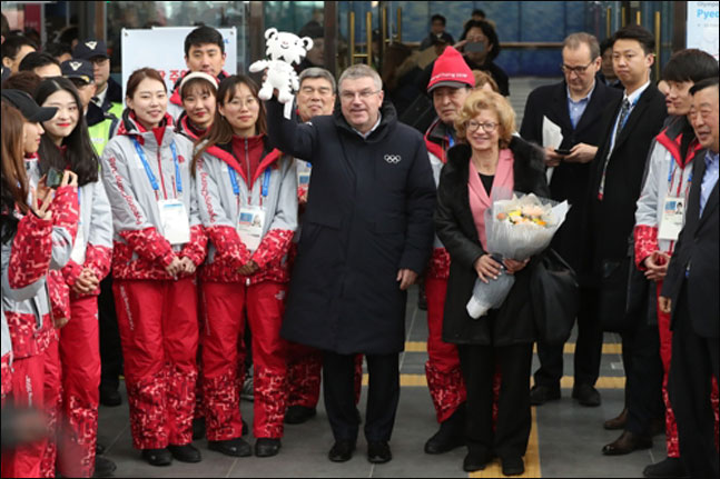토마스 바흐 국제올림픽위원회(IOC) 위원장이 30일 오후 강원도 평창군 진부역에서 수호랑 인형을 흔들며 인사하고 있다. ⓒ 연합뉴스