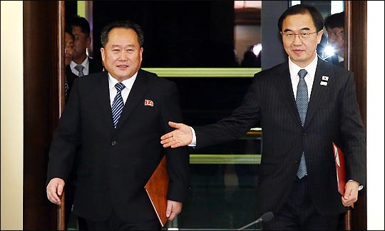 남북 회담 수석대표인 조명균 통일부 장관(오른쪽)과 리선권 조국평화통일위원회 위원장이 9일 오후 판문점 남측 지역인 평화의집에서 종결회의를 위해서 입장하고 있다. ⓒ사진공동취재단