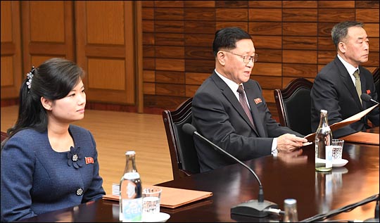 15일 판문점 북측지역 통일각에서 열린 평창동계올림픽 북한 예술단 파견과 관련한 실무접촉 종결회의에서 북측 수석대표인 권혁봉 문화성 예술공연운영국 국장이 공동보도문을 살펴보고 있다. 왼쪽은 현송월 관현악단 단장. ⓒ통일부