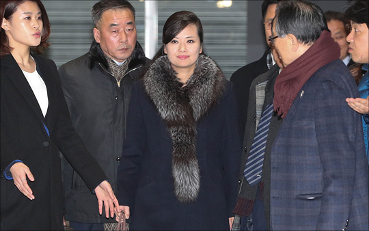 현송월 삼지연관현악단 단장 등 평창 동계올림픽 북한 예술단 공연을 위한 사전점검단이 21일 강원도 강릉아트센터를 둘러본 뒤 나오고 있다. ⓒ사진공동취재단
