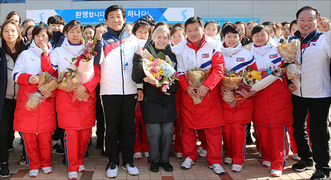 세라 머리 평창 동계올림픽 여자 아이스하키 남북단일팀 감독과 남북단일팀을 구성해 평창동계올림픽에 출전할 북한 여자 아이스하키 선수단 박철호 감독 등 남북 여자 아이스하키 선수단이 25일 오후 충청북도 진천군 국가대표선수촌 빙상훈련장에 도착해 가진 환영식에서 포즈를 취하고 있다. ⓒ사진공동취재단