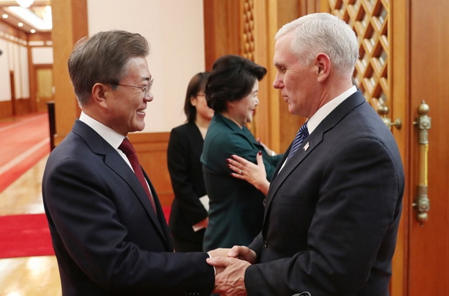문재인 대통령이 8일 오후 청와대 본관에서 마이크 펜스 미국 부통령을 만나 악수를 하고 있다. ⓒ연합뉴스
