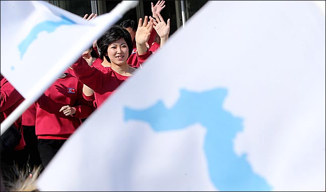 북한 예술단이 8일 강릉아트센터에서 연습을 마치고 점심식사를 위해 이동하고 있다. 한반도기를 흔들며 인사하는 시민들에게 화답하고 있다. ⓒ데일리안 박항구 기자