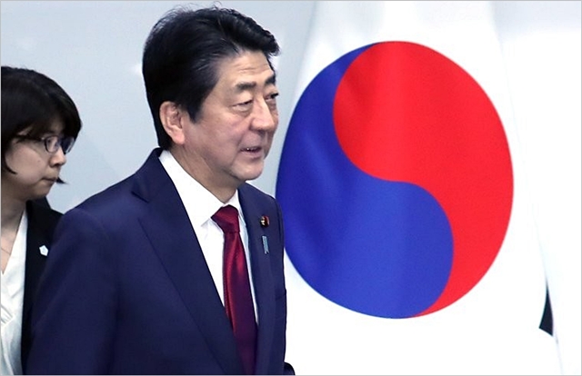 아베 신조 일본 총리가 평창동계올림픽 개막식이 열리는 9일 오후 강원도 용평 블리스힐스테이에서 문재인 대통령과 정상회담을 하기 위해 입장하고 있다. ⓒ연합뉴스