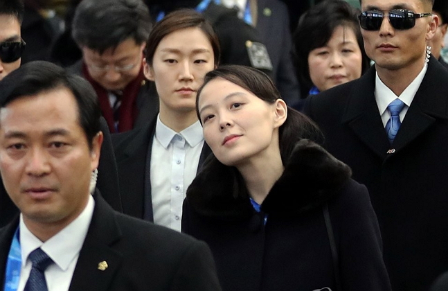 북한 김정은 위원장의 동생인 김여정 노동당 중앙위 제1부부장이 9일 오후 2018 평창동계올림픽 개막식 참석을 위해 강원도 평창 KTX 진부역에서 내려 이동하고 있다. ⓒ연합뉴스
