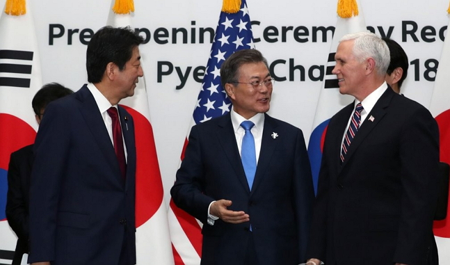 문재인 대통령이 평창올림픽 개막식이 열리는 9일 오후 강원도 용평 블리스힐스테이에서 열린 올림픽 개회식 리셉션에서 아베 신조 일본 총리, 마이크 펜스 미 부통령과 대화하고 있다. ⓒ연합뉴스